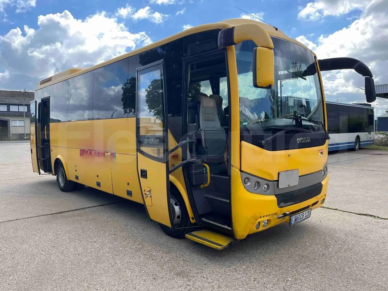 Otokar Navigo - 3/4 right front doors open