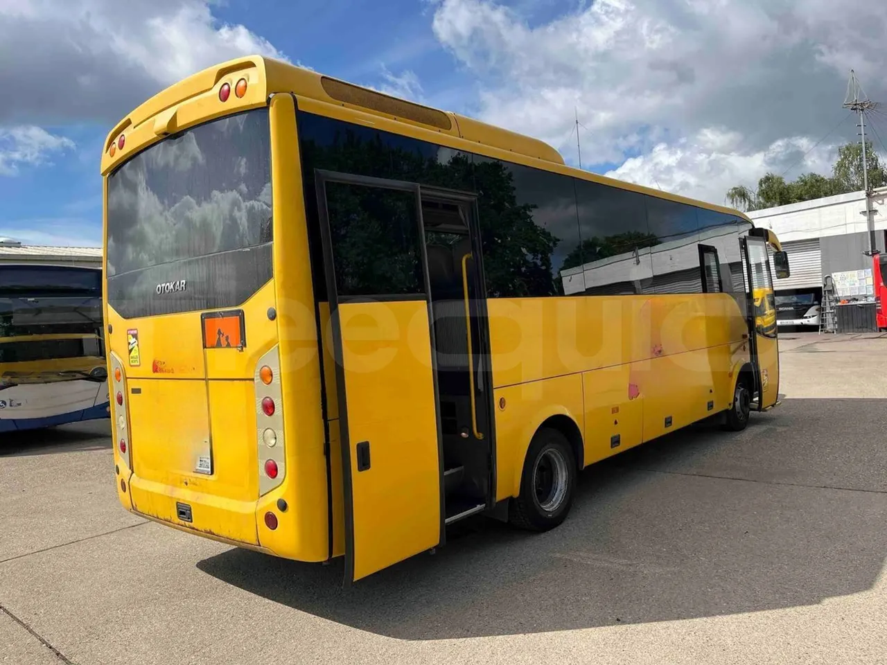 Otokar Navigo - 3/4 right rear doors open