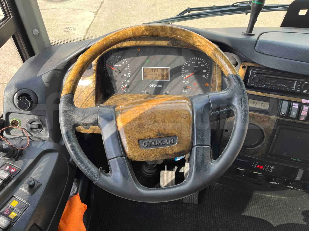Otokar Navigo - steering wheel photo