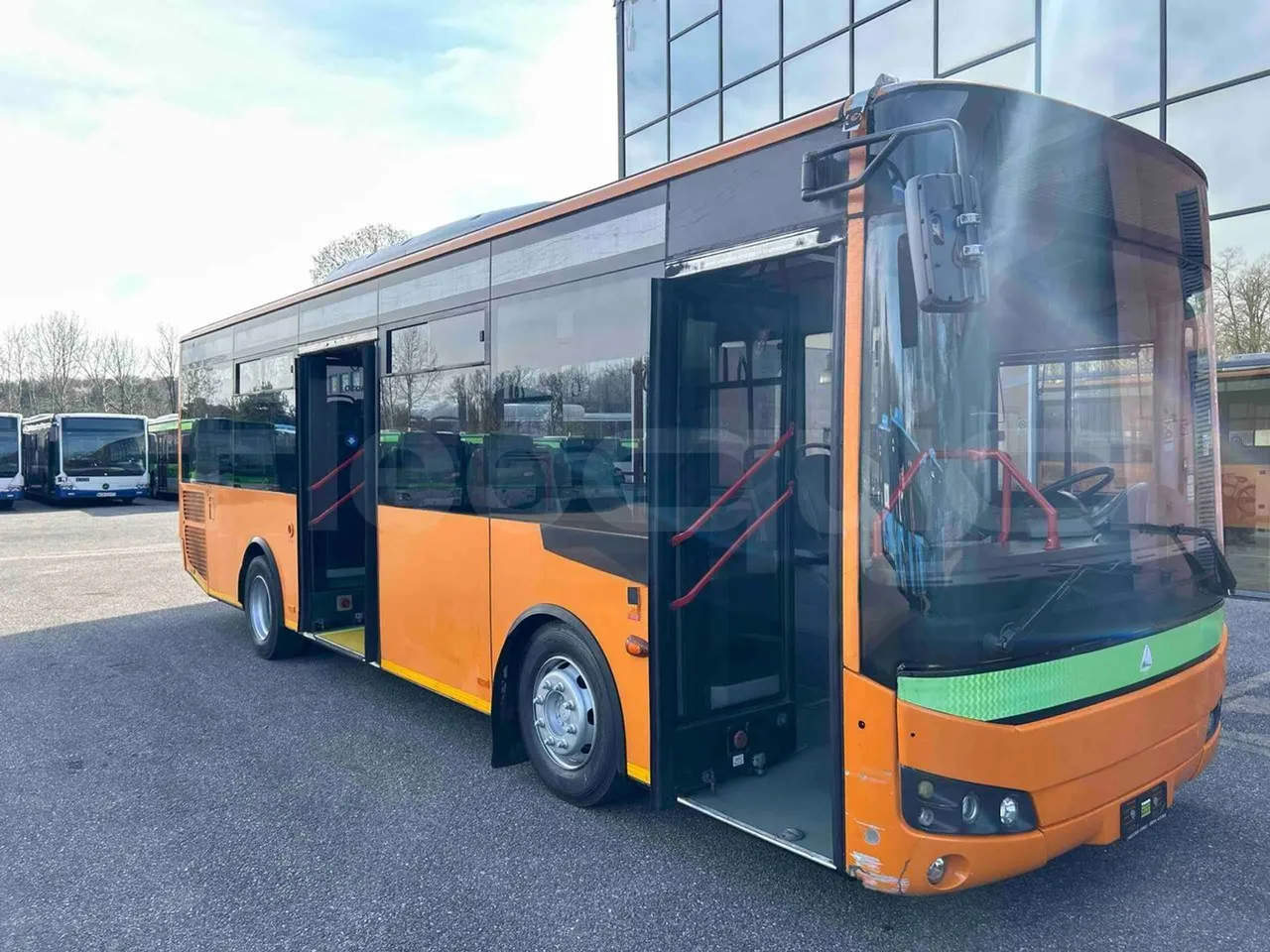 Otokar Vectio 250LE - Euro 5 - 184 kW  - 9,165 mt - 3/4 right front doors open