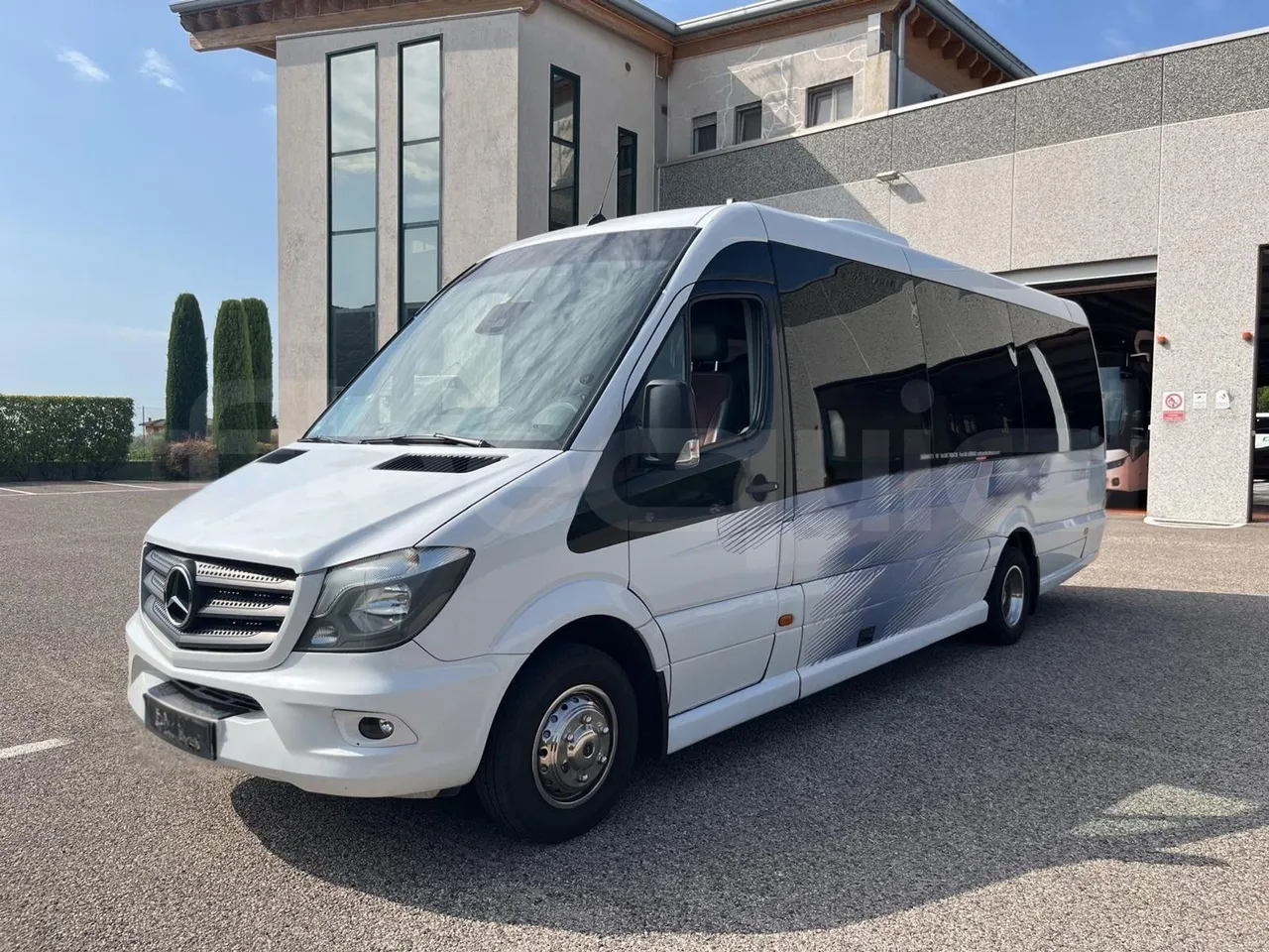 Mercedes-Benz Altas Tourline L - 3/4 Front Left Side