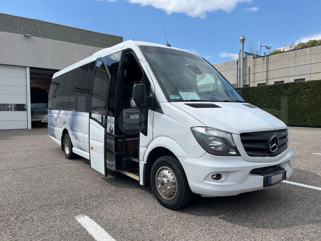 Mercedes-Benz Altas Tourline L - 3/4 Front Right Side Doors Open