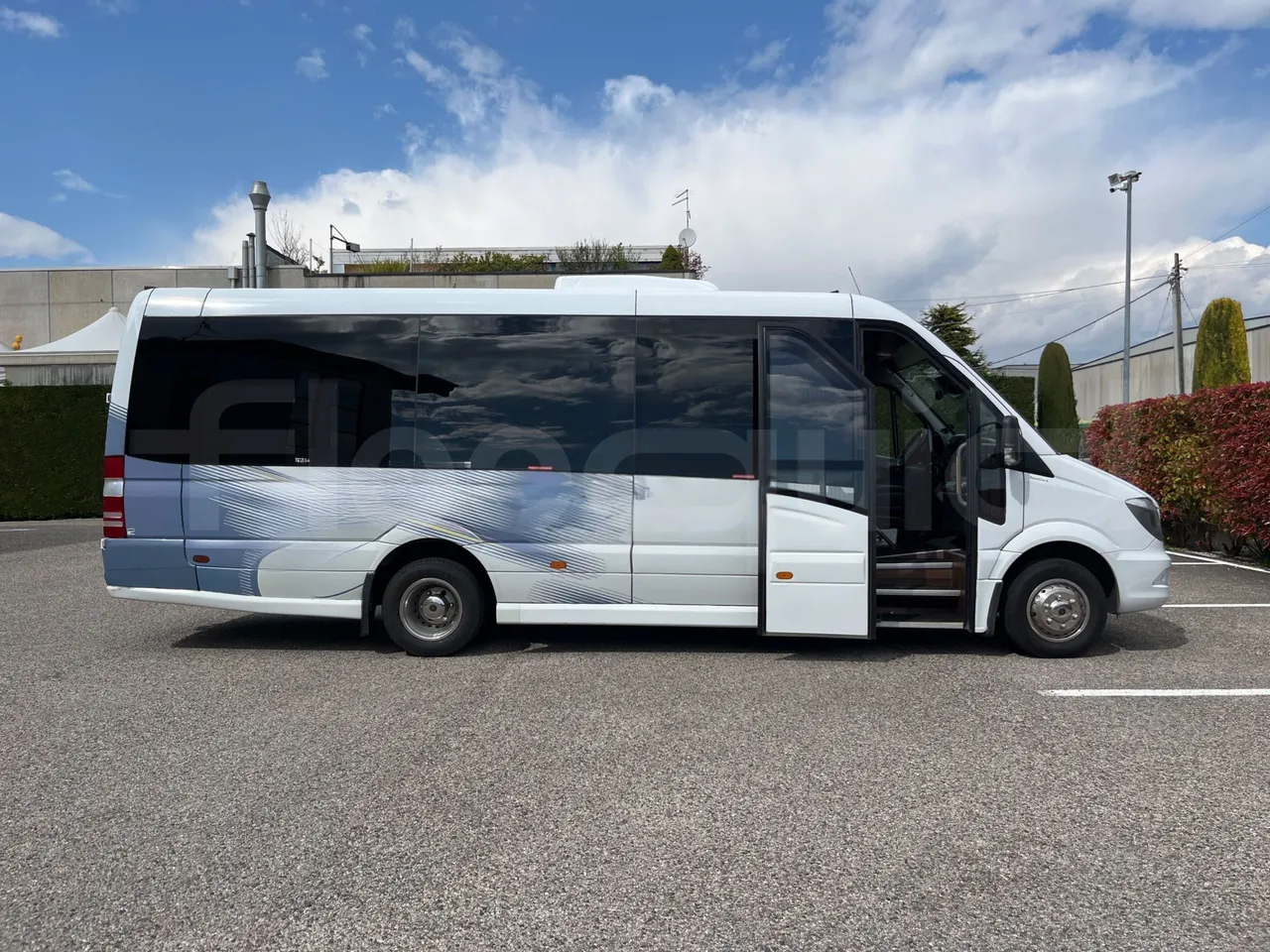Mercedes-Benz Altas Tourline L - Right Side Doors Open