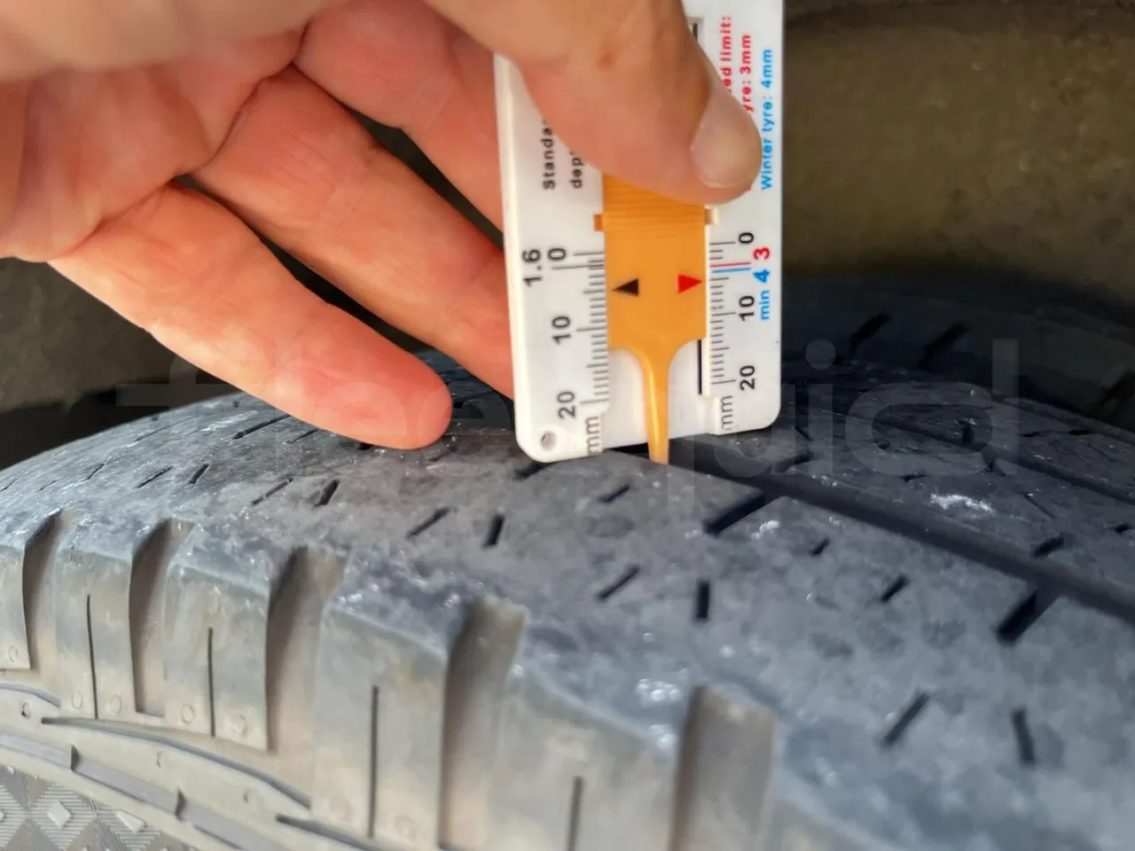 Mercedes-Benz Altas Tourline L - First Axle Left Side: Tyre Tread