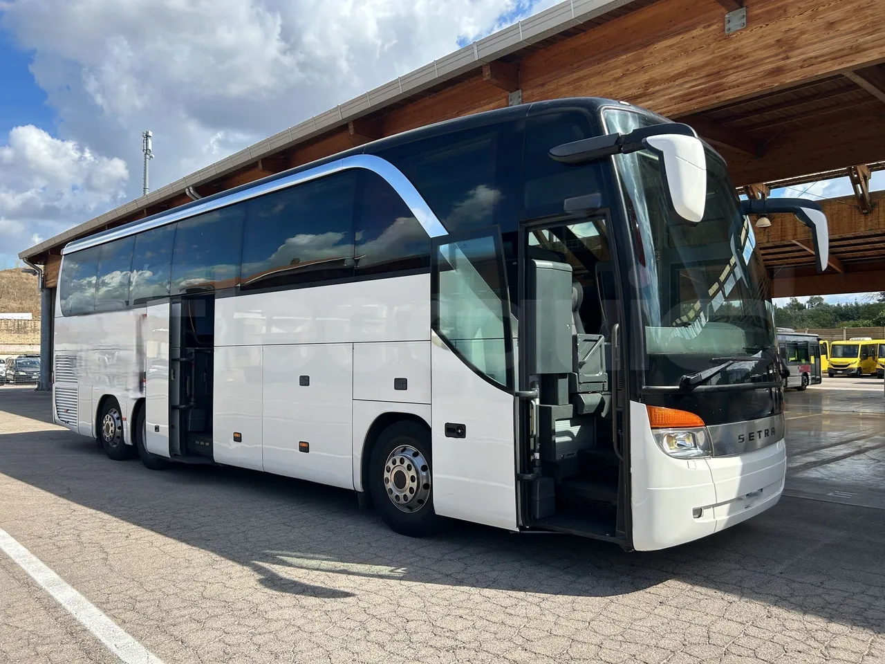 Setra S415 - 3/4 Front Right Side Doors Open
