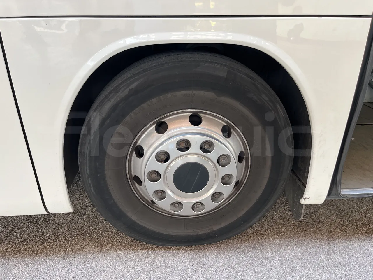 Setra S415 - First Axle Left Side: Complete Tyre