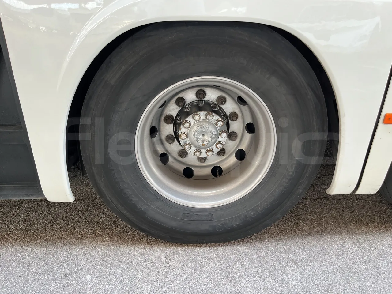 Setra S415 - Second Axle Left Side: Complete Wheel