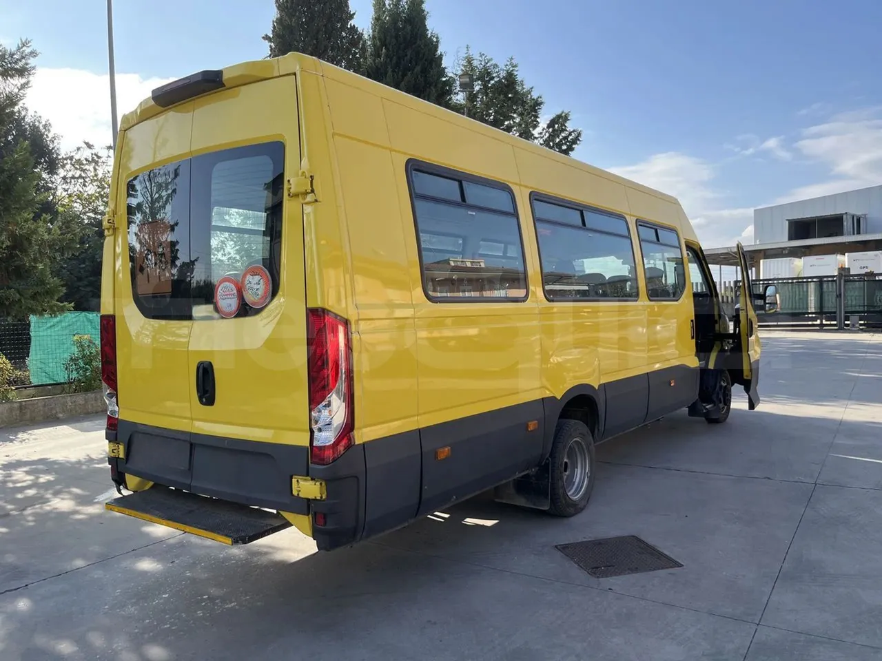 Iveco Daily A50 S34 VI - 3/4 right rear doors open