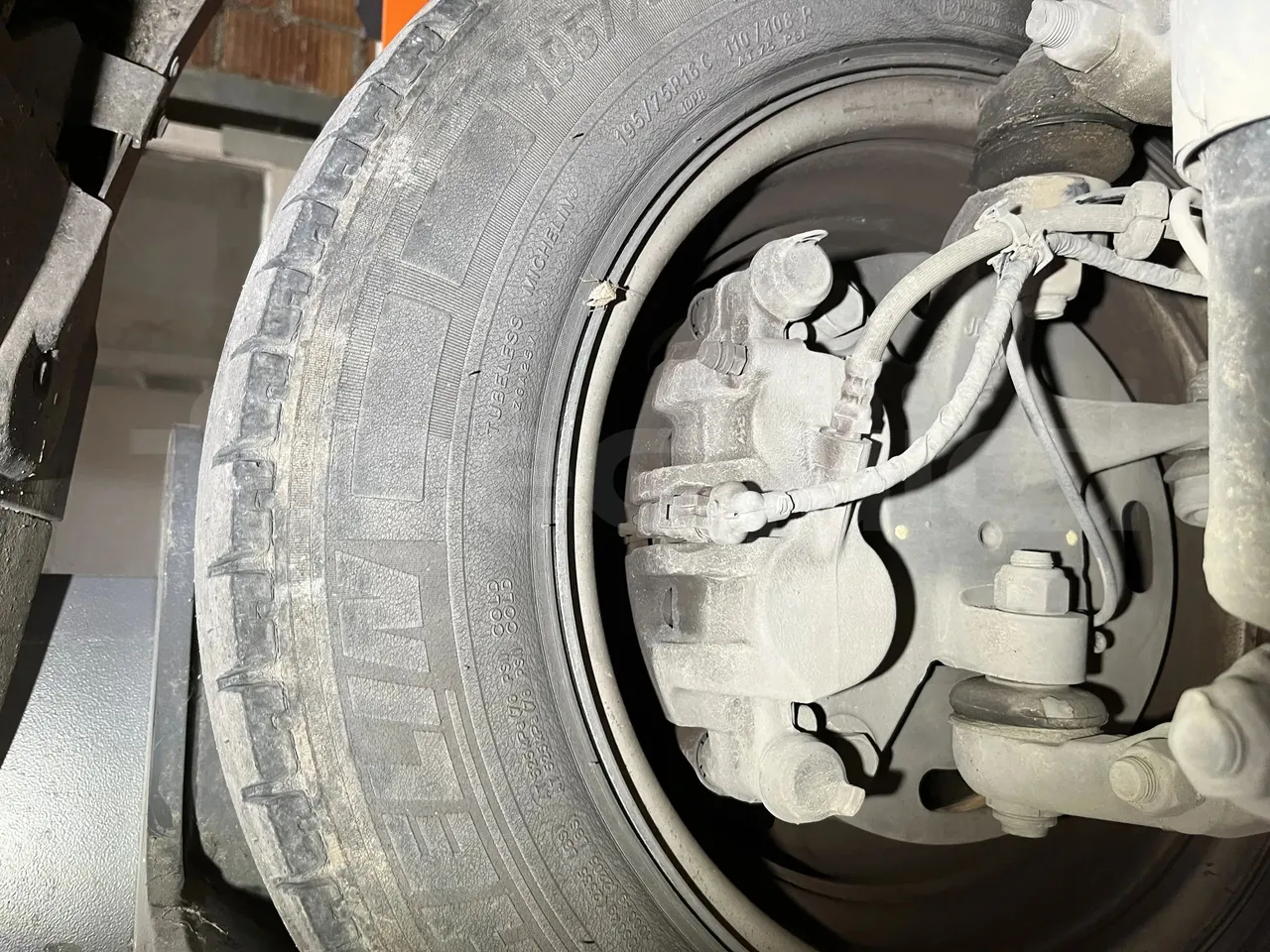 Iveco Daily A50 S34 VI - front brake calipers left