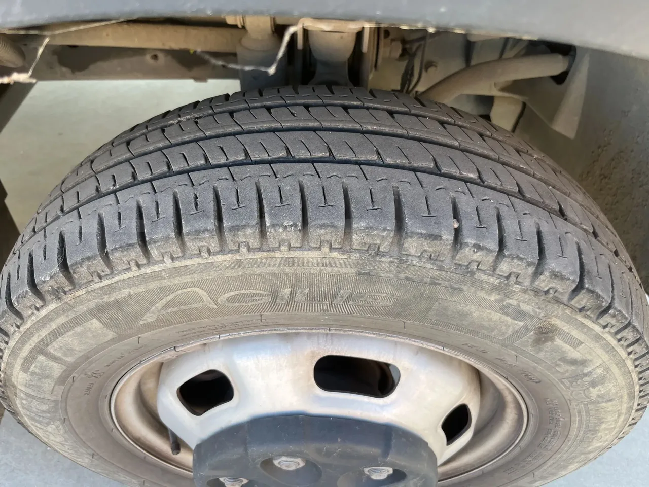 Iveco Daily A50 S34 VI - tread condition front tires right