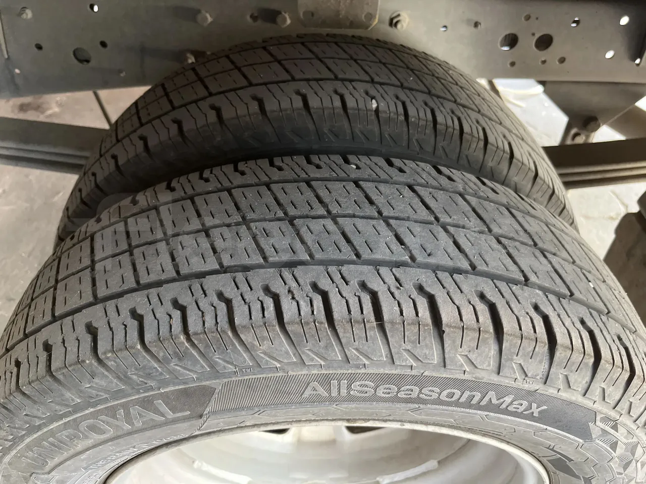 Iveco Daily A50 S34 VI - tread condition third axle tires left