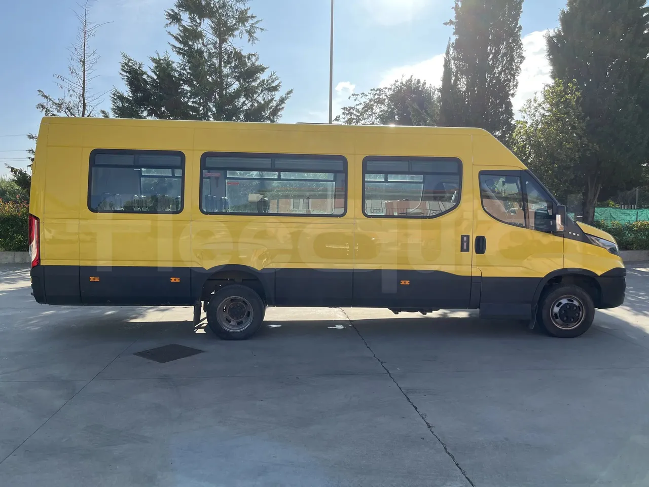 Iveco Daily A50 S34 VI - right side doors closed