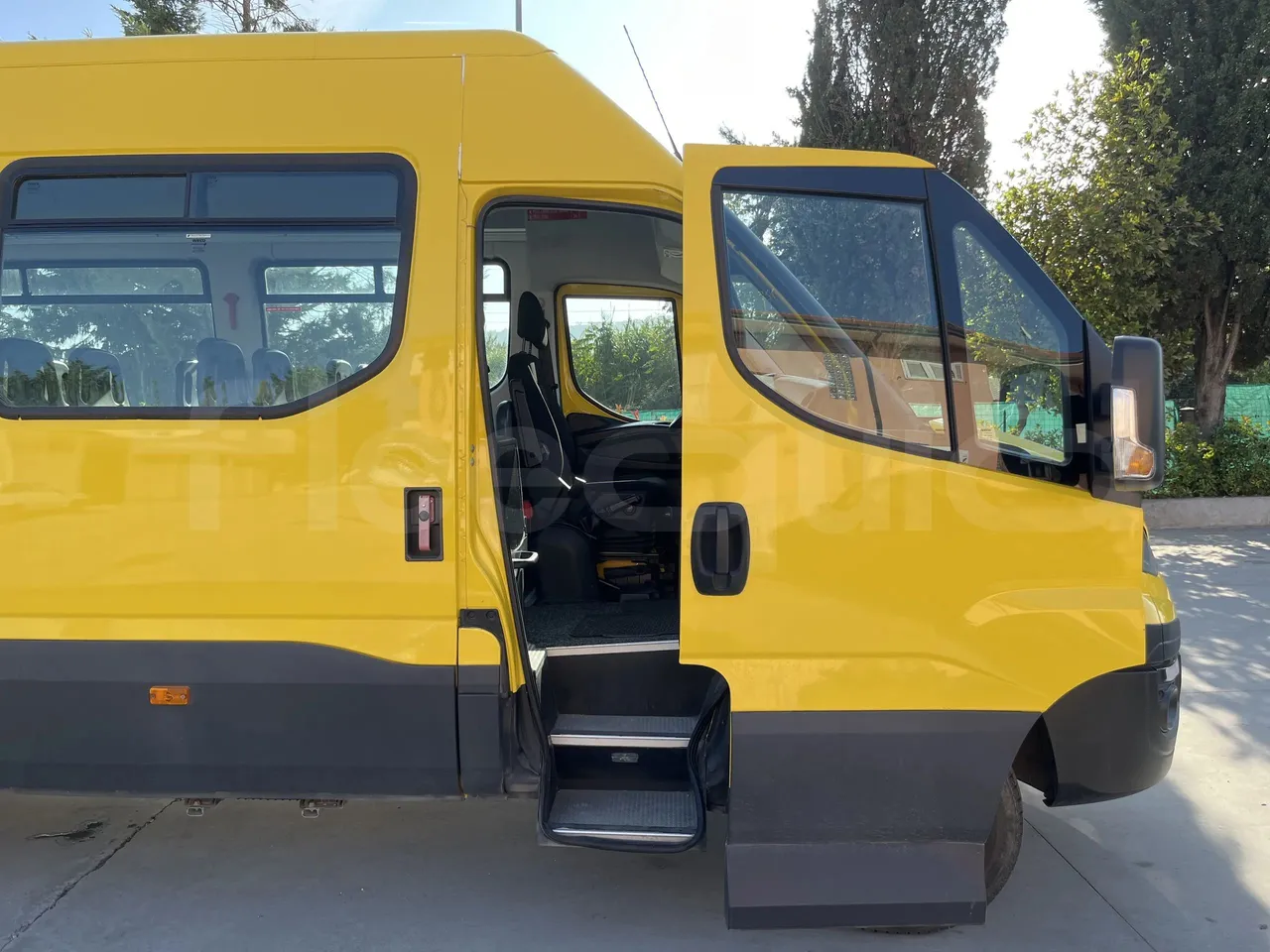 Iveco Daily A50 S34 VI - right side doors open