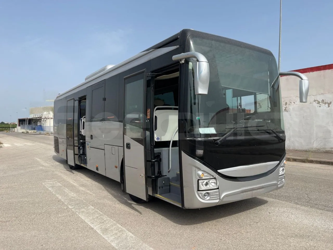 Iveco Crossway CBCW3-00/ Euro 6 - 265 Kw - 10.757 Mt - 3/4 right front doors open