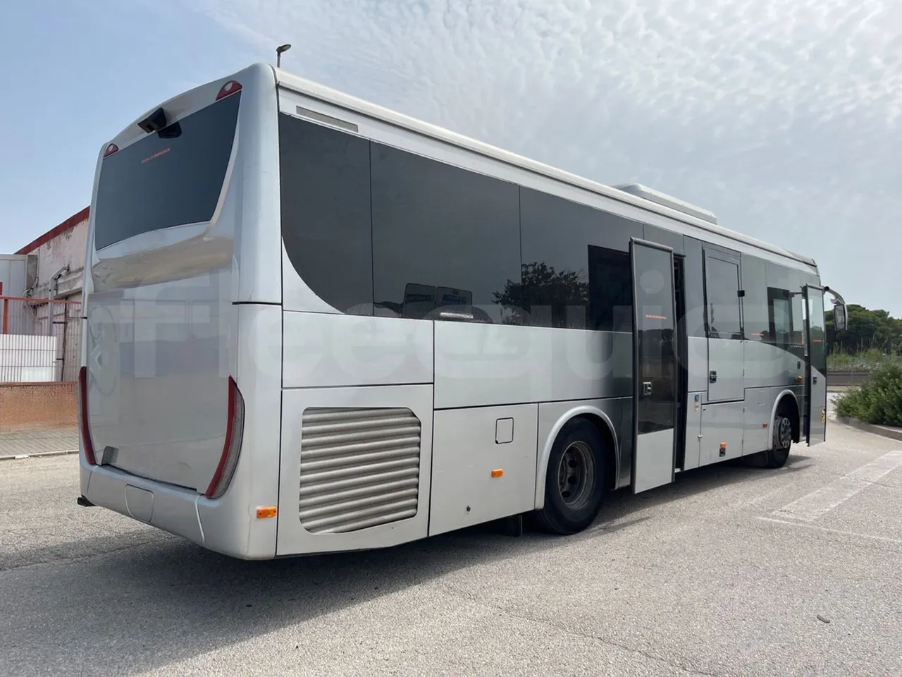Iveco Crossway CBCW3-00/ Euro 6 - 265 Kw - 10.757 Mt - 3/4 right rear doors open