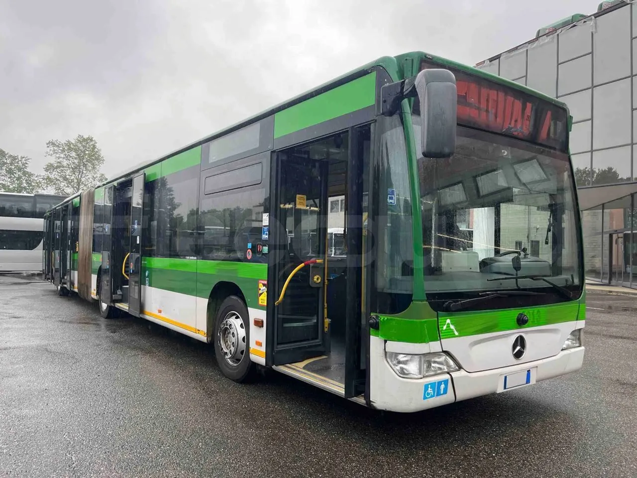 Mercedes-Benz Citaro G 0530 - Euro5 - 260kW - 17.940mt - 3/4 right front doors open