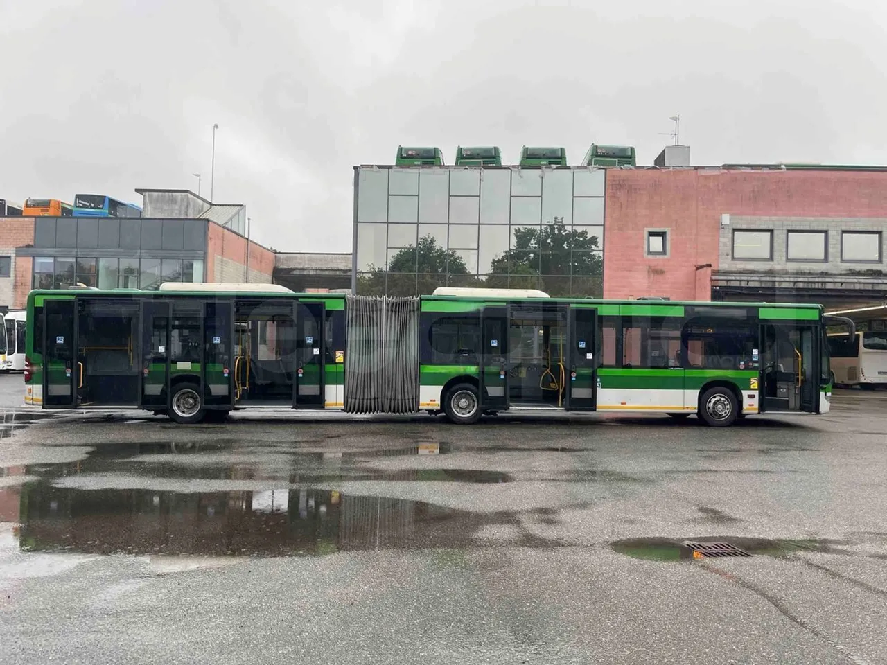 Mercedes-Benz Citaro G 0530 - Euro5 - 260kW - 17.940mt - right side doors open