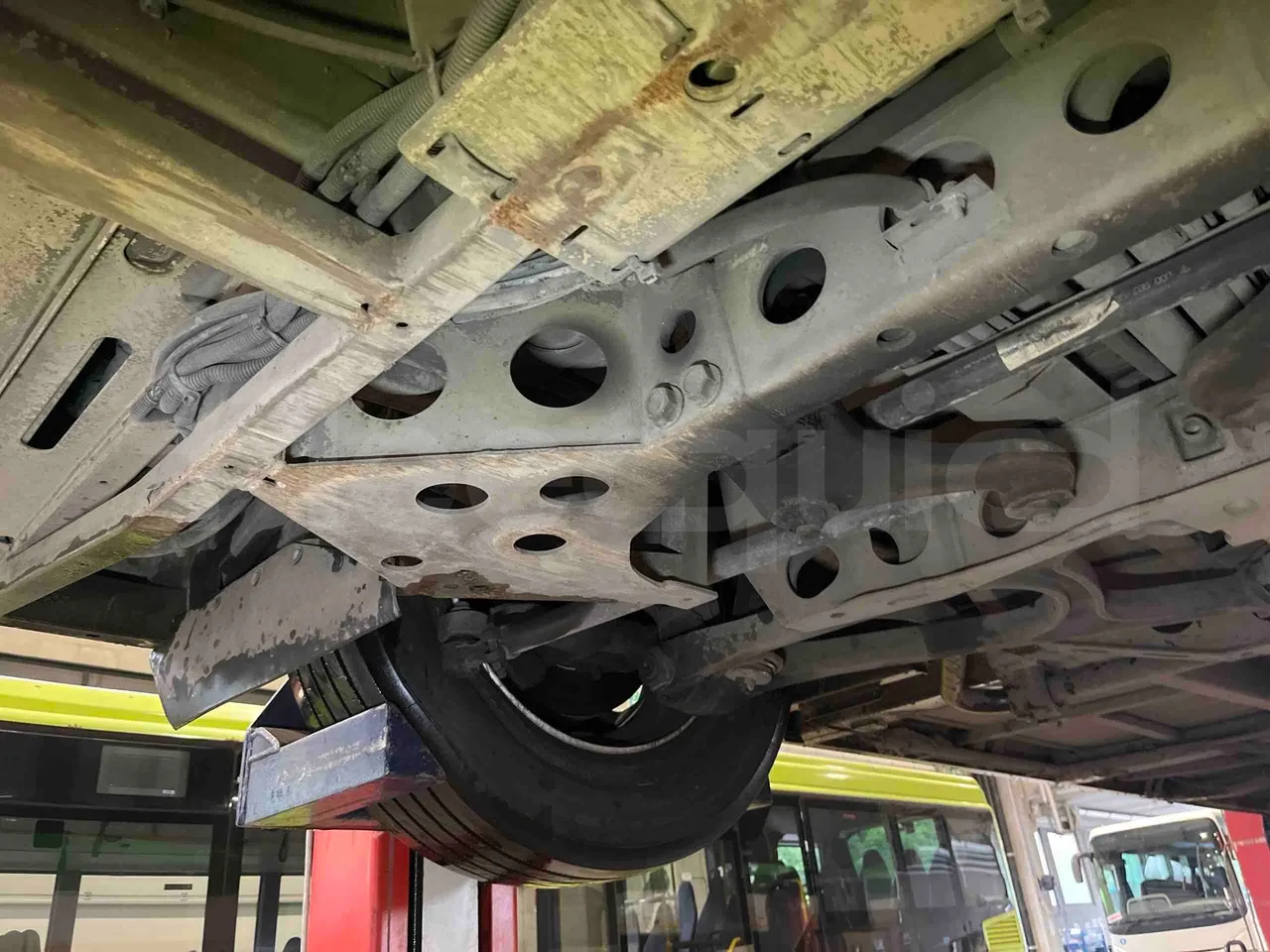 Mercedes-Benz Citaro G 0530 - Euro5 - 260kW - 17.940mt - front axle right side