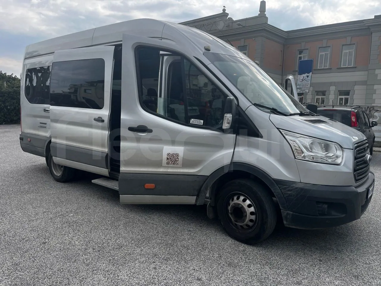 Ford Transit FBD -  Euro6 - 114kW - 6.704mt - 3/4 right front doors open