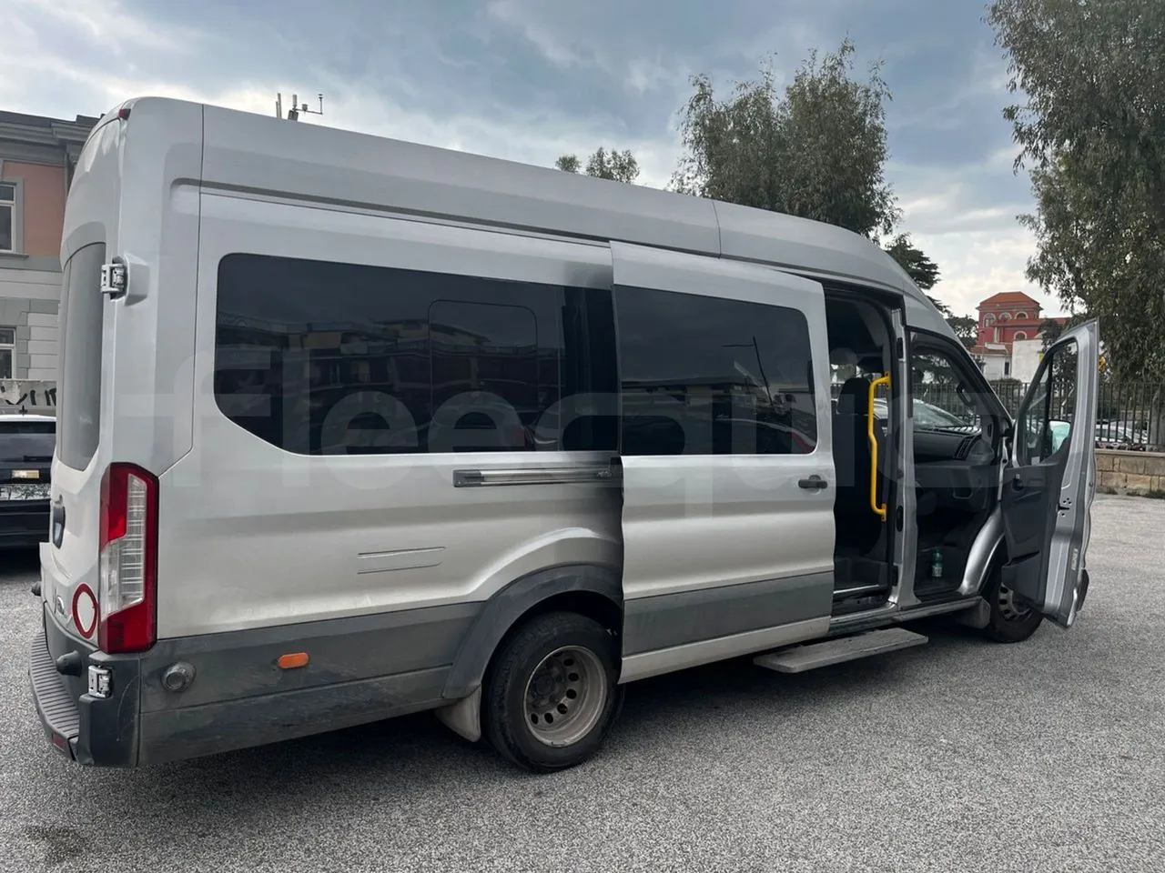Ford Transit FBD -  Euro6 - 114kW - 6.704mt - 3/4 right rear doors open