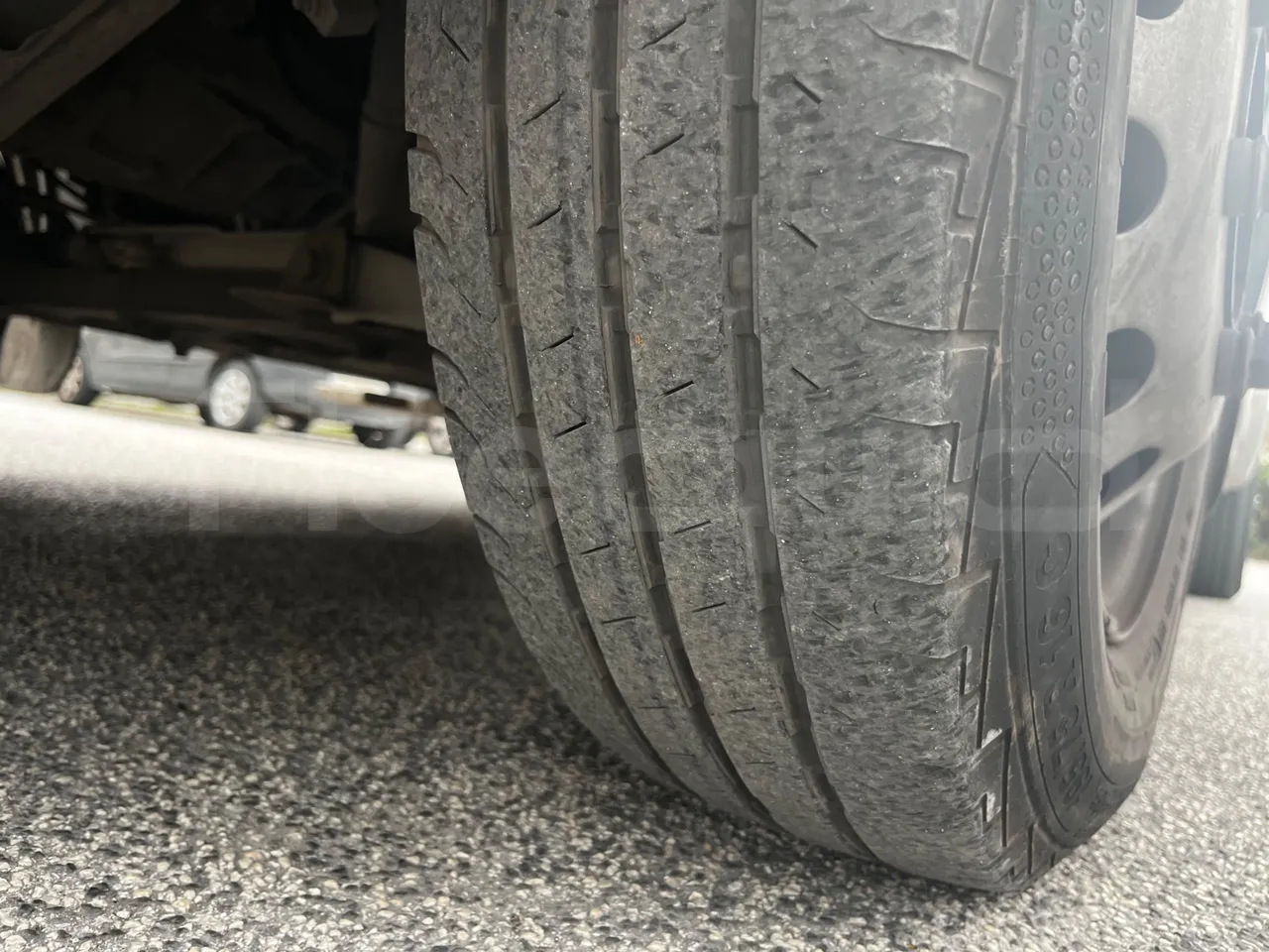 Ford Transit FBD -  Euro6 - 114kW - 6.704mt - tread condition front tires right