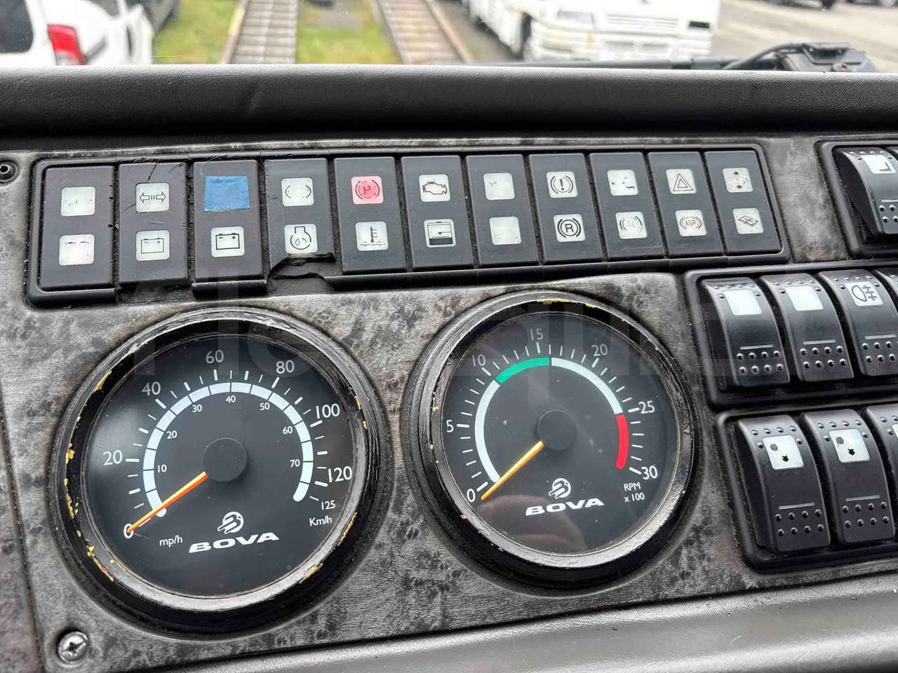 Bova B V Futura FHD FHD - Euro5 - 315kW - 13.580mt - dashboard lights on