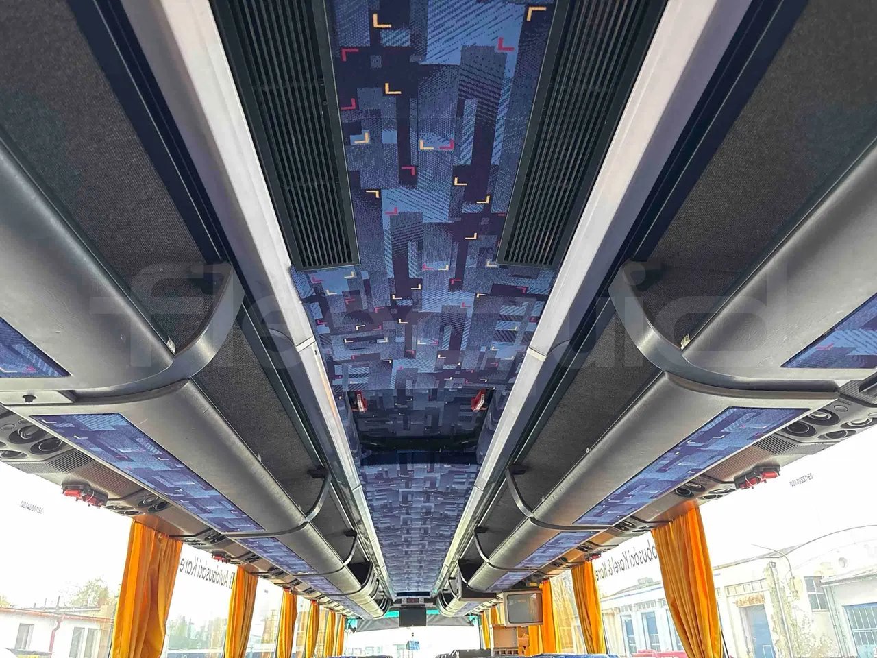 Bova B V Futura FHD FHD - Euro5 - 315kW - 13.580mt - overhead compartments photo