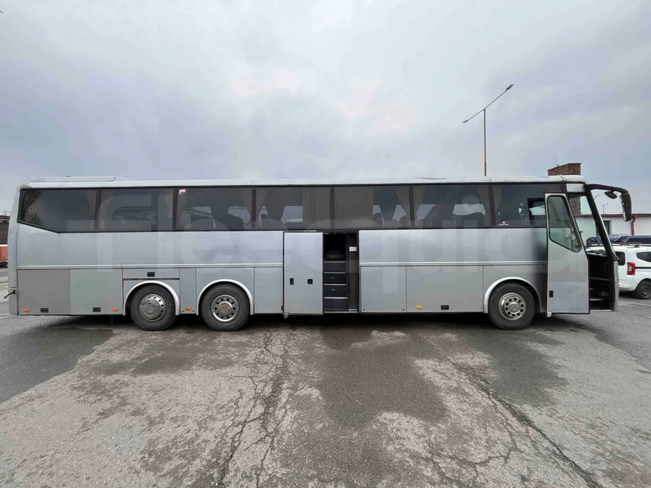 Bova B V Futura FHD FHD - Euro5 - 315kW - 13.580mt - right side doors open
