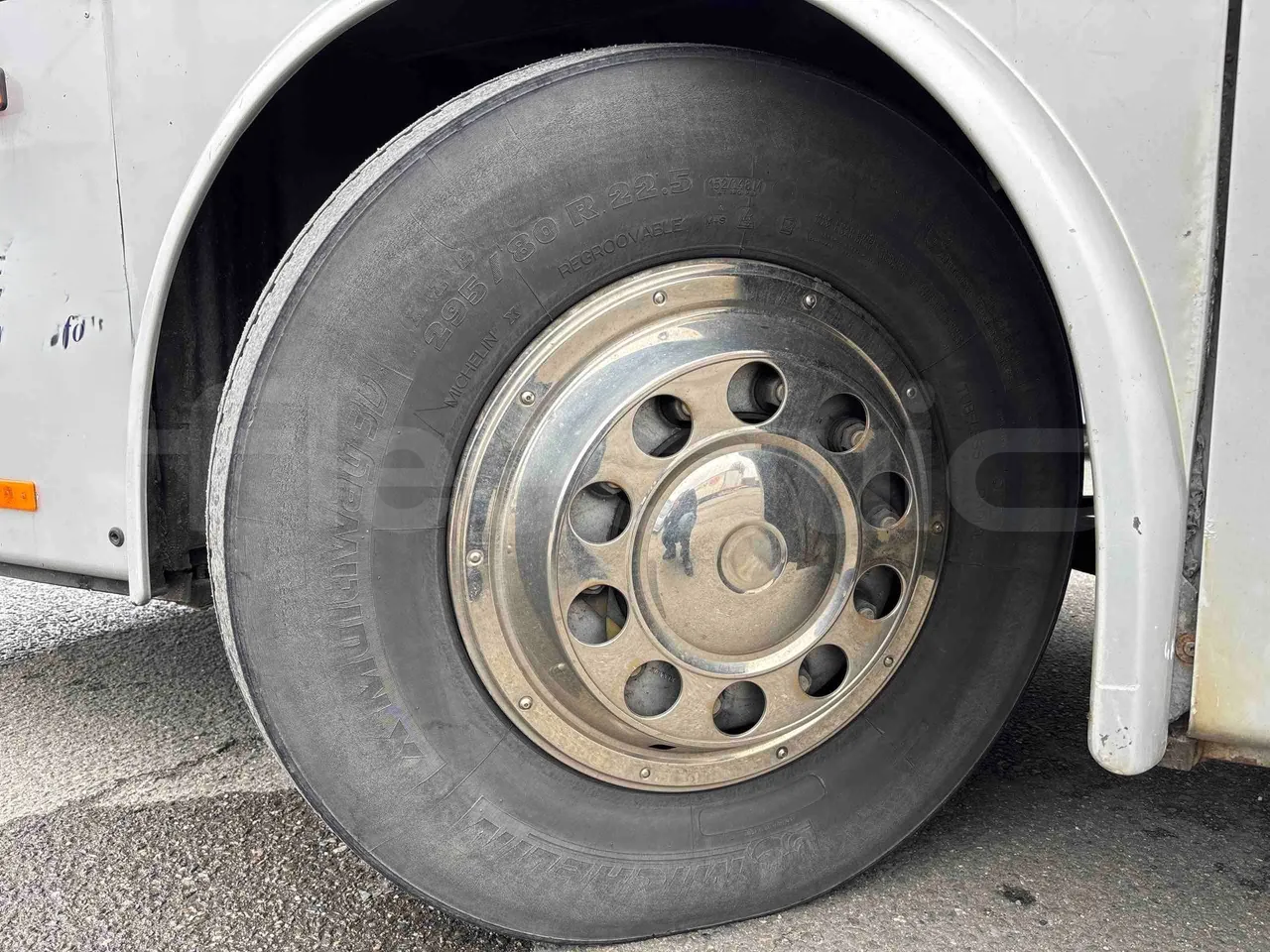 Bova B V Futura FHD FHD - Euro5 - 315kW - 13.580mt - front left tire measurements