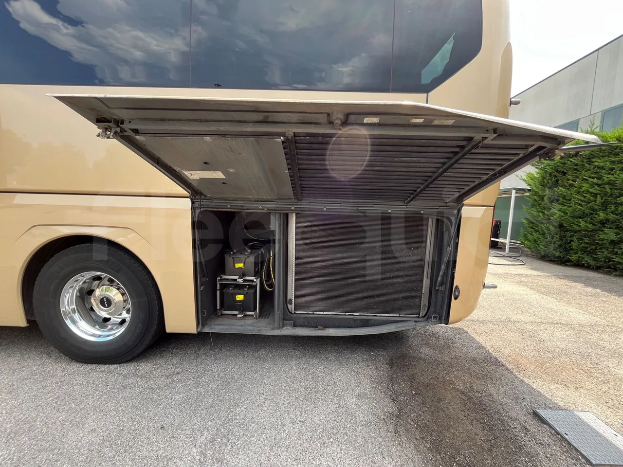 Man Lion's Coach J0AAB -EUR6 -309kW -12.101m - front door 3 open (mandatory for bus to scrap)