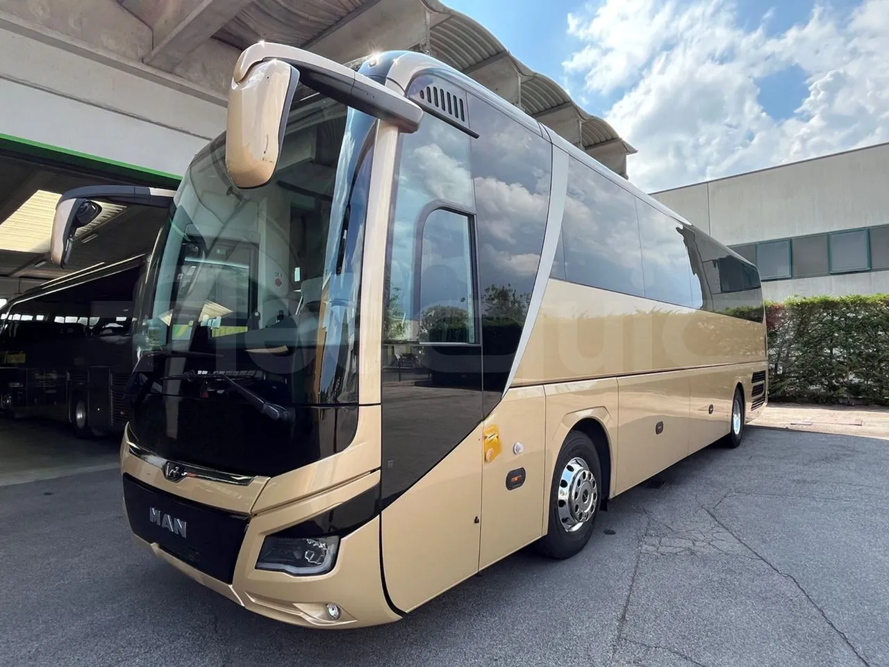 Man Lion's Coach J0AAB -EUR6 -309kW -12.101m - 3/4 front left (mandatory for bus to scrap)