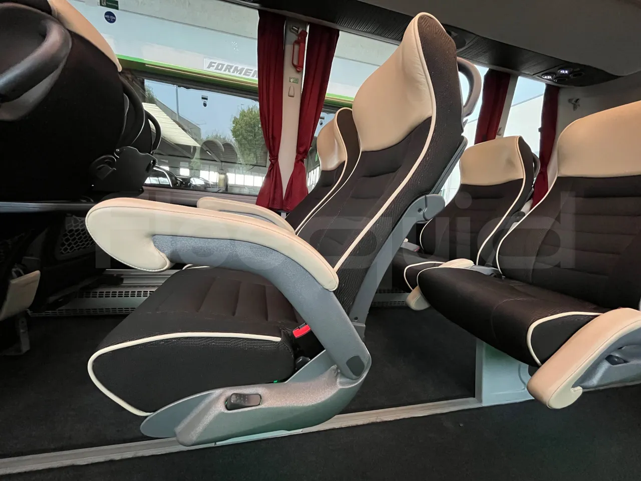 Man Lion's Coach J0AAB -EUR6 -309kW -12.101m - armrest detail photo