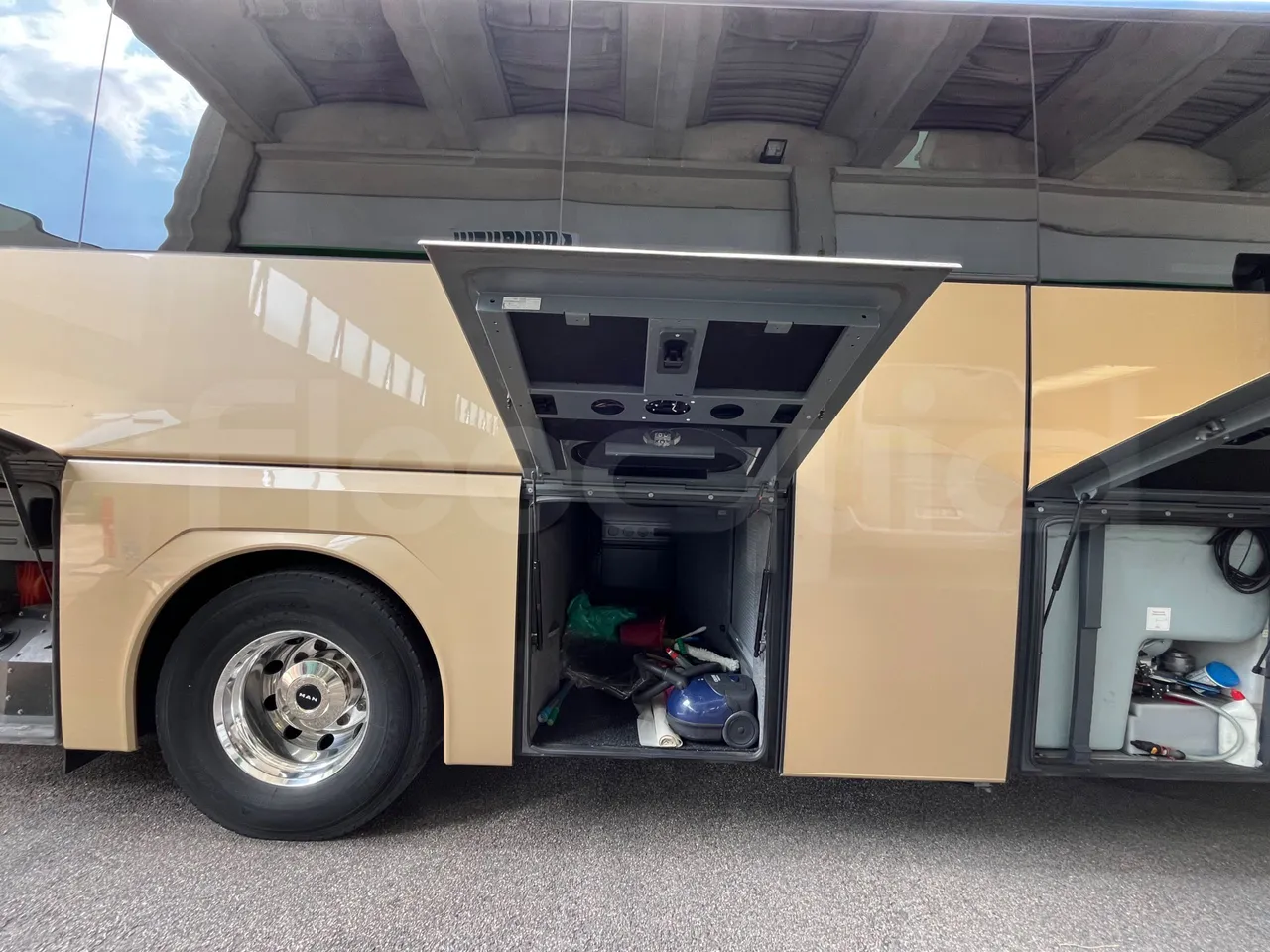 Man Lion's Coach J0AAB -EUR6 -309kW -12.101m - external compartments photo