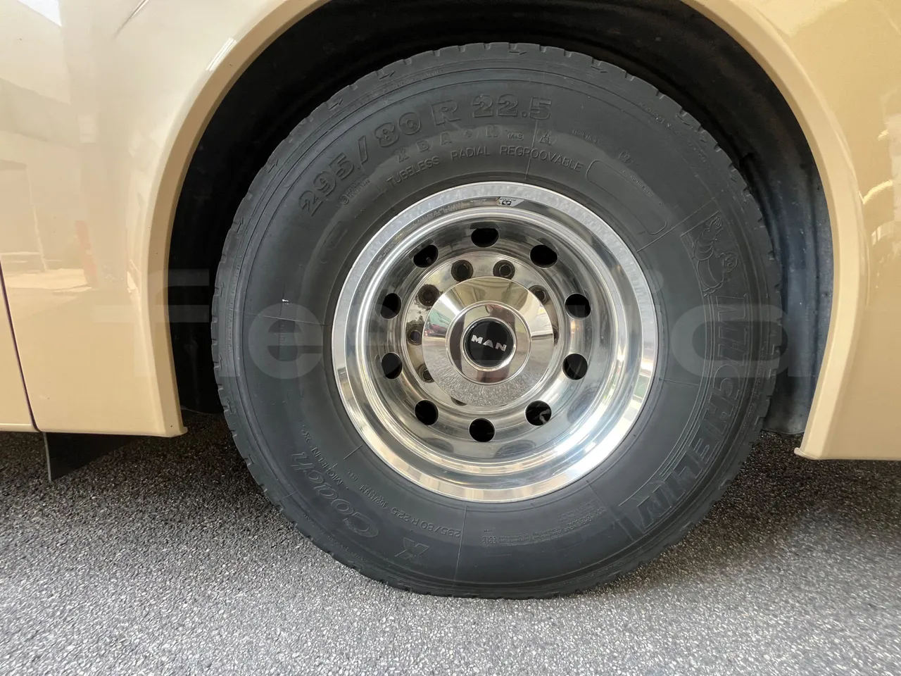 Man Lion's Coach J0AAB -EUR6 -309kW -12.101m - tread condition second axle tires right