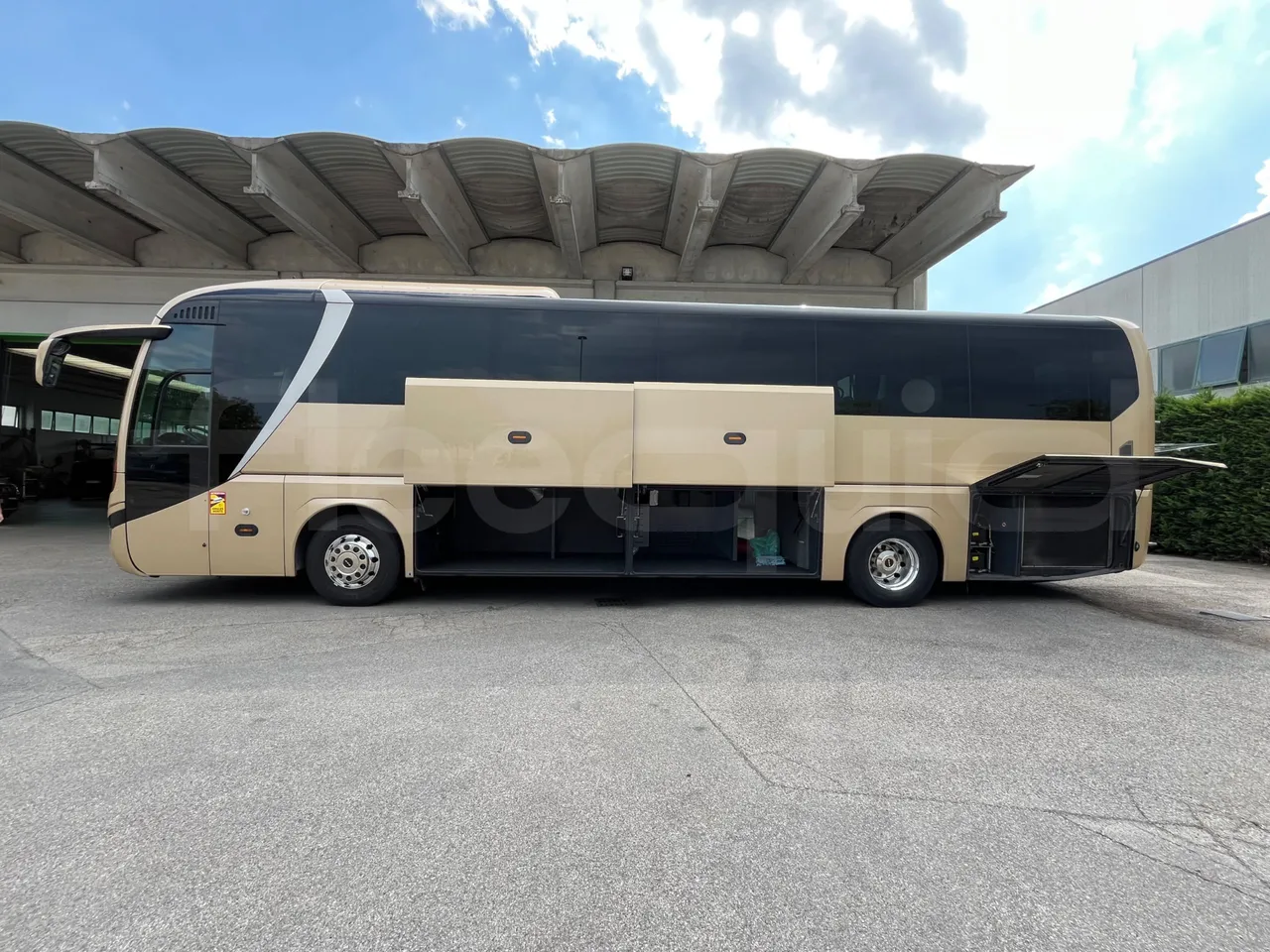 Man Lion's Coach J0AAB -EUR6 -309kW -12.101m - right side doors open