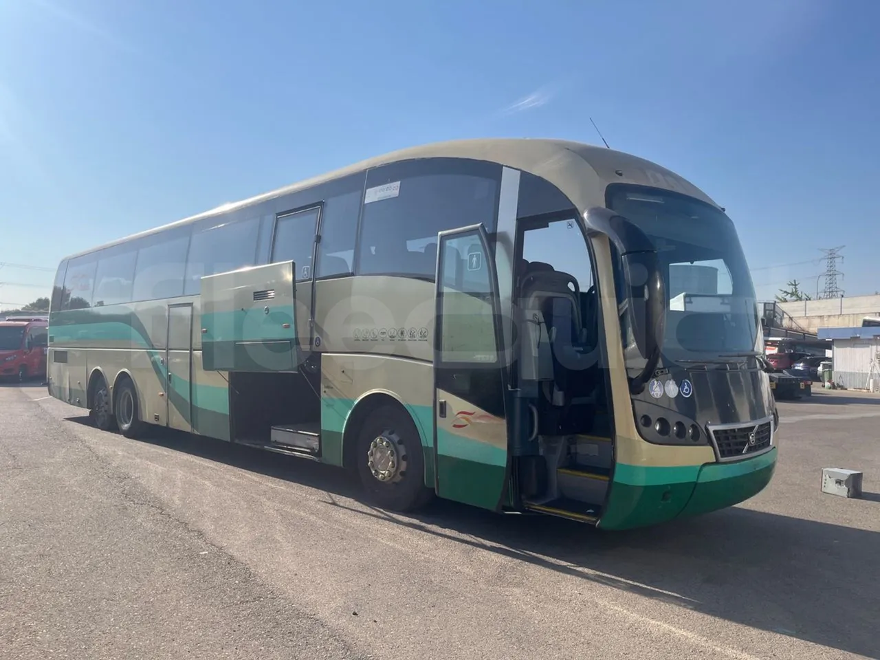 Volvo B12B 6X2 - EUR4 - 338kW -14.995m - 3/4 right front doors open