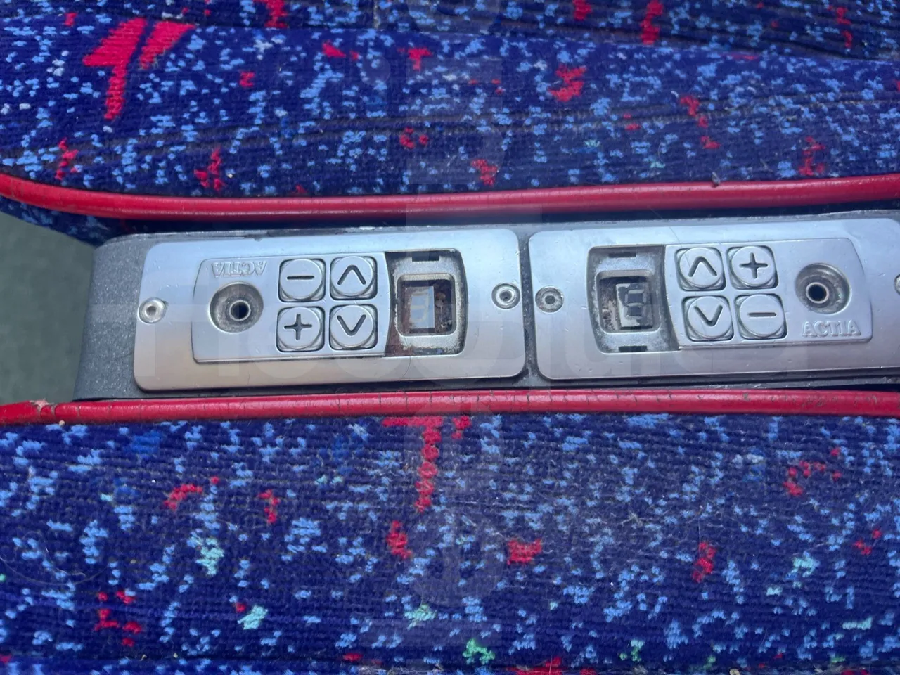 Volvo B12B 6X2 - EUR4 - 338kW -14.995m - usb charging detail