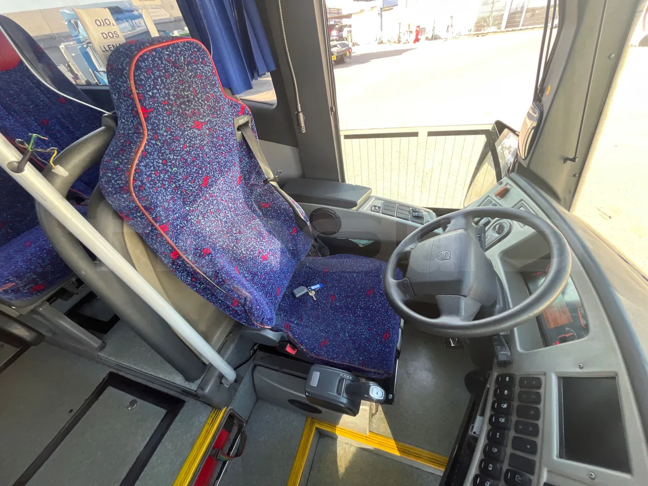 Volvo B12B 6X2 - EUR4 - 338kW -14.995m - driver's seat photo (mandatory for bus to scrap)
