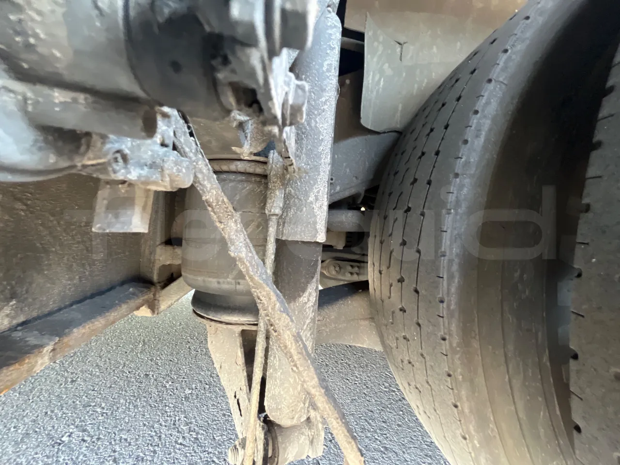 Volvo B12B 6X2 - EUR4 - 338kW -14.995m - front air springs right