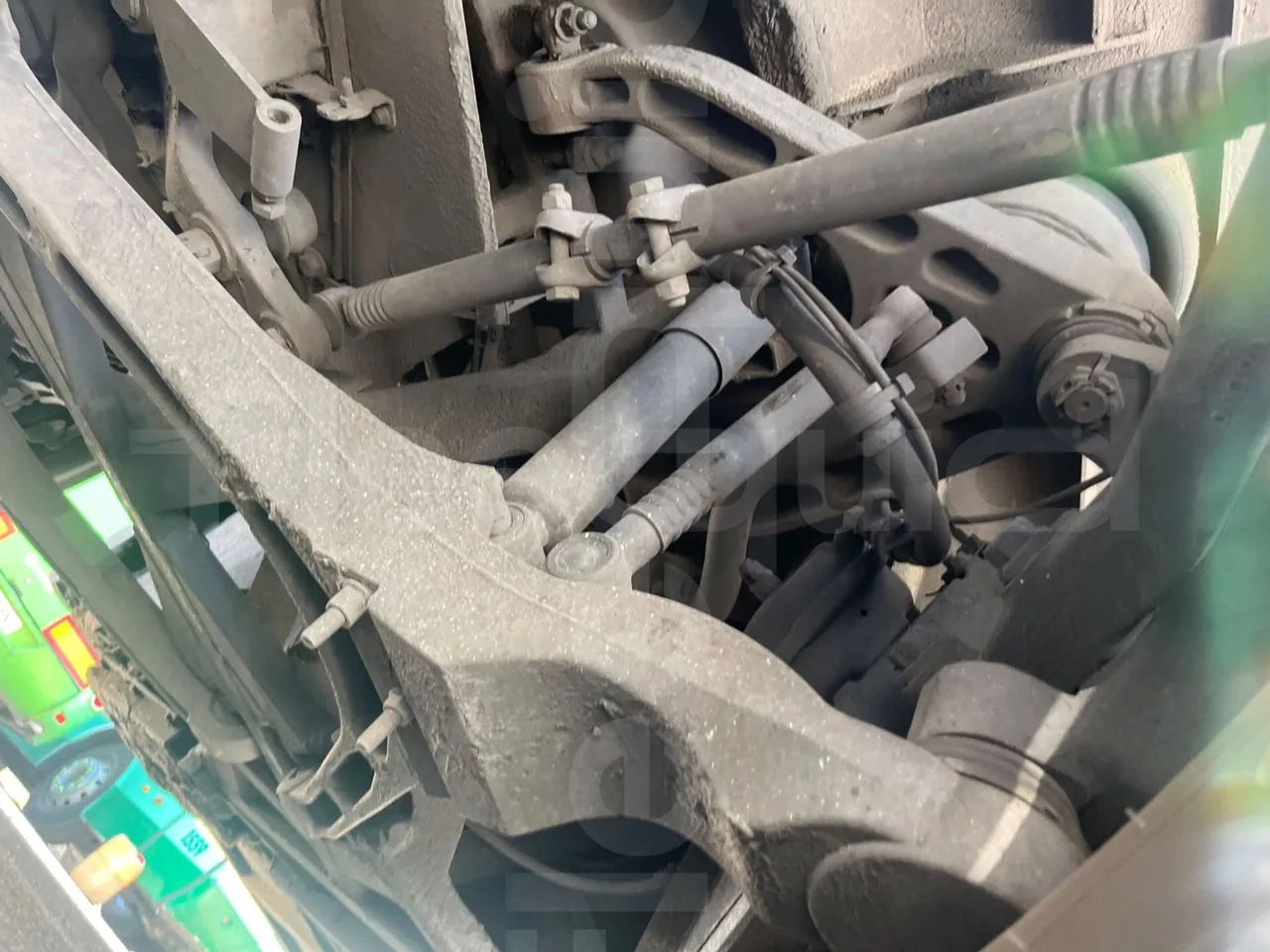 Volvo B12B 6X2 - EUR4 - 338kW -14.995m - front shock absorbers right