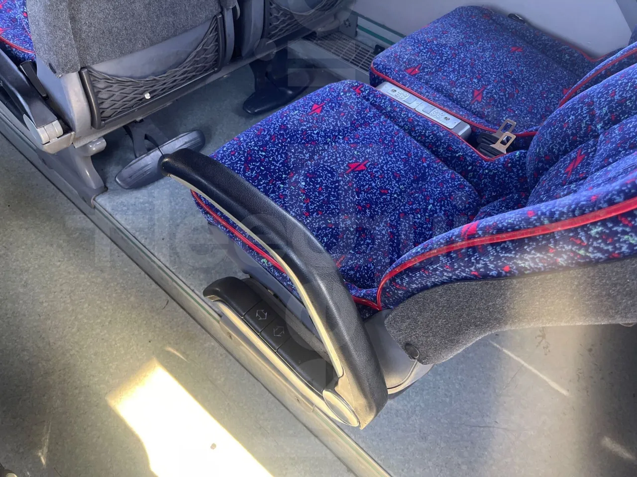 Volvo B12B 6X2 - EUR4 - 338kW -14.995m - interior reverse seats driver height (mandatory for bus to scrap)
