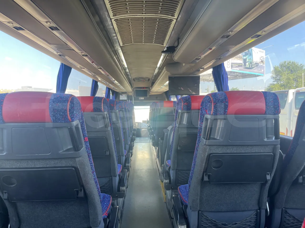Volvo B12B 6X2 - EUR4 - 338kW -14.995m - forward view middle aisle