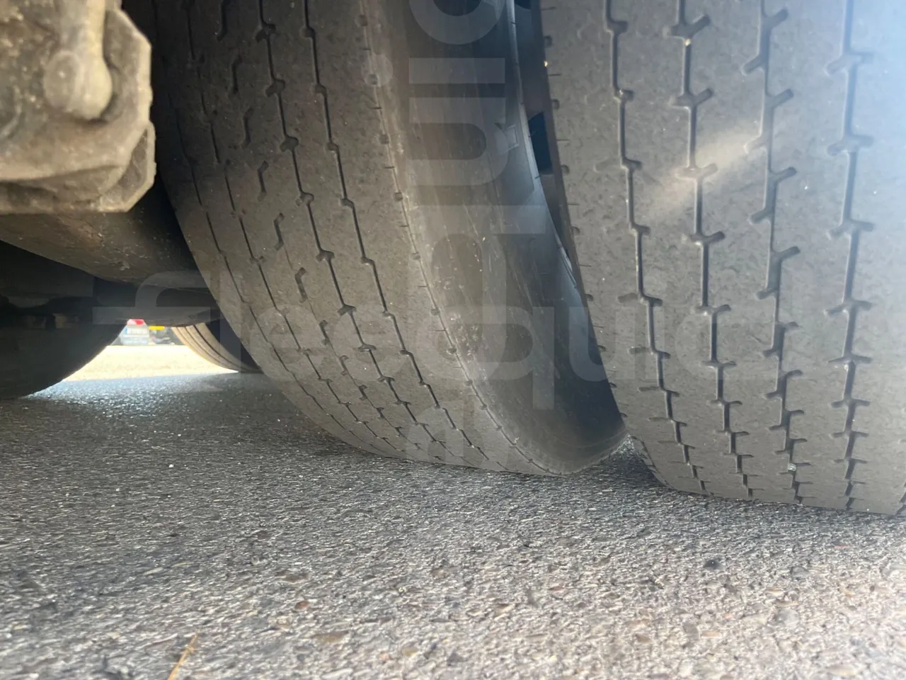 Volvo B12B 6X2 - EUR4 - 338kW -14.995m - tread condition front tires left