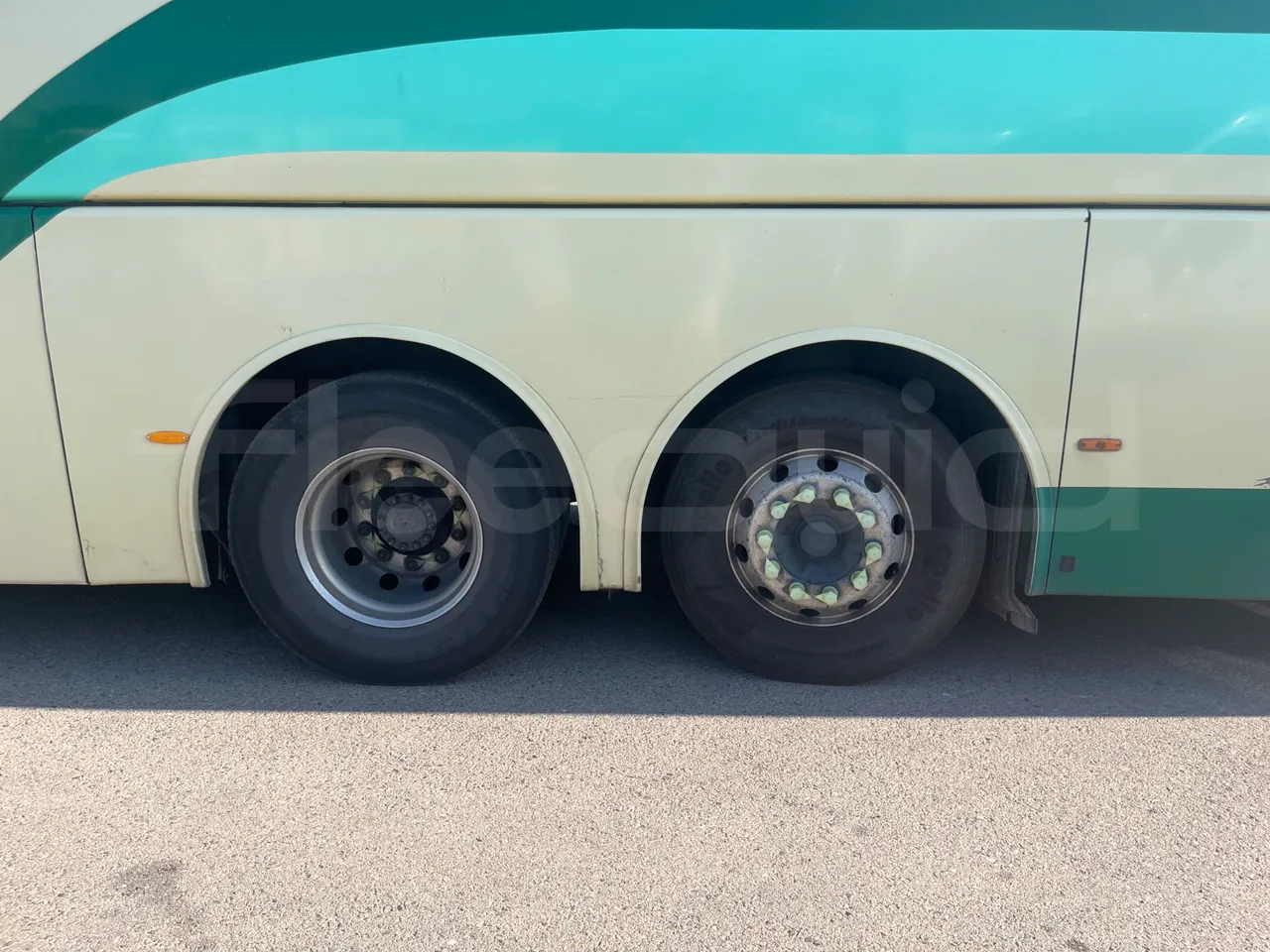 Volvo B12B 6X2 - EUR4 - 338kW -14.995m - tread condition front tires right