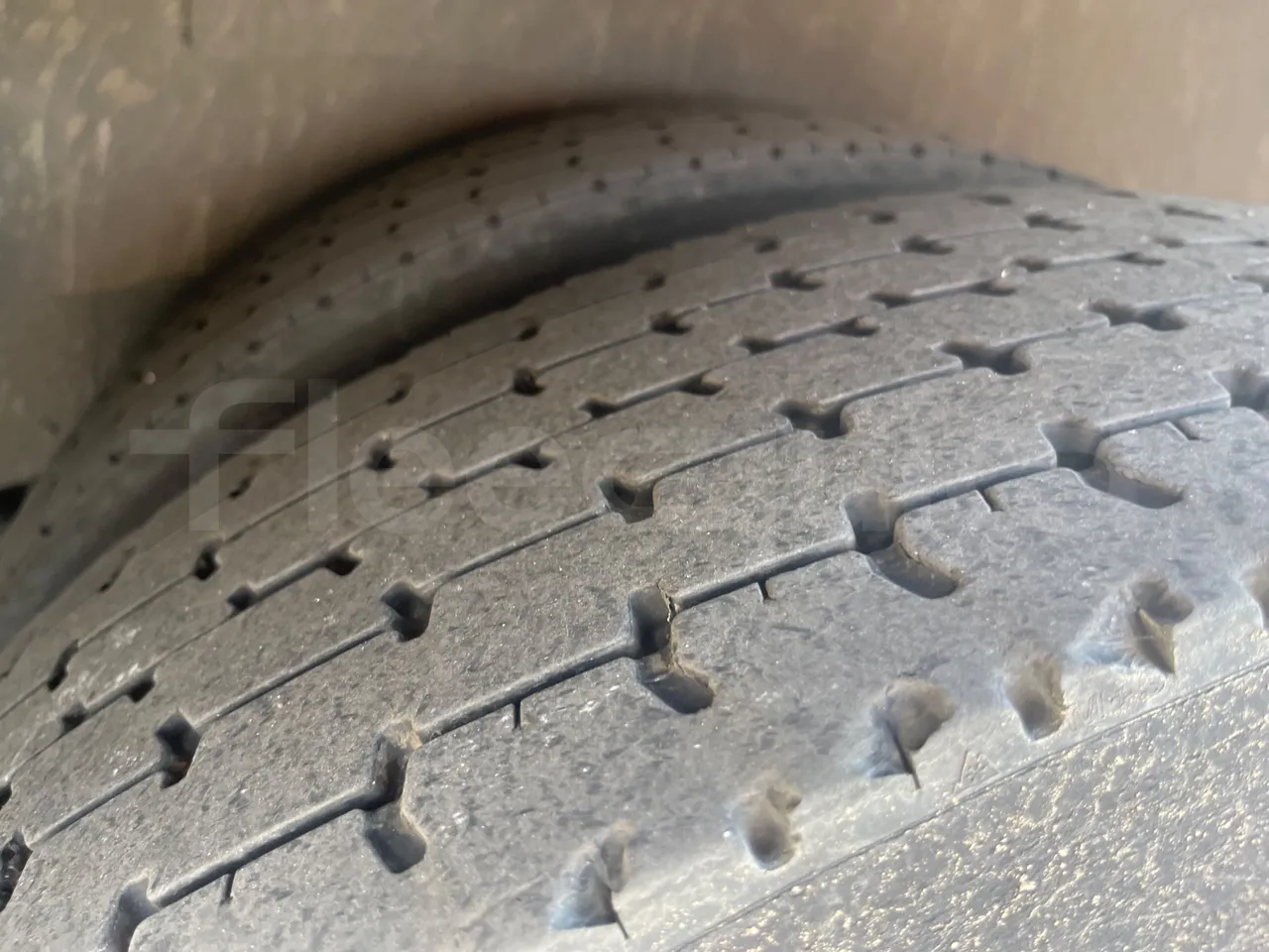 Volvo B12B 6X2 - EUR4 - 338kW -14.995m - tread condition second axle tires right