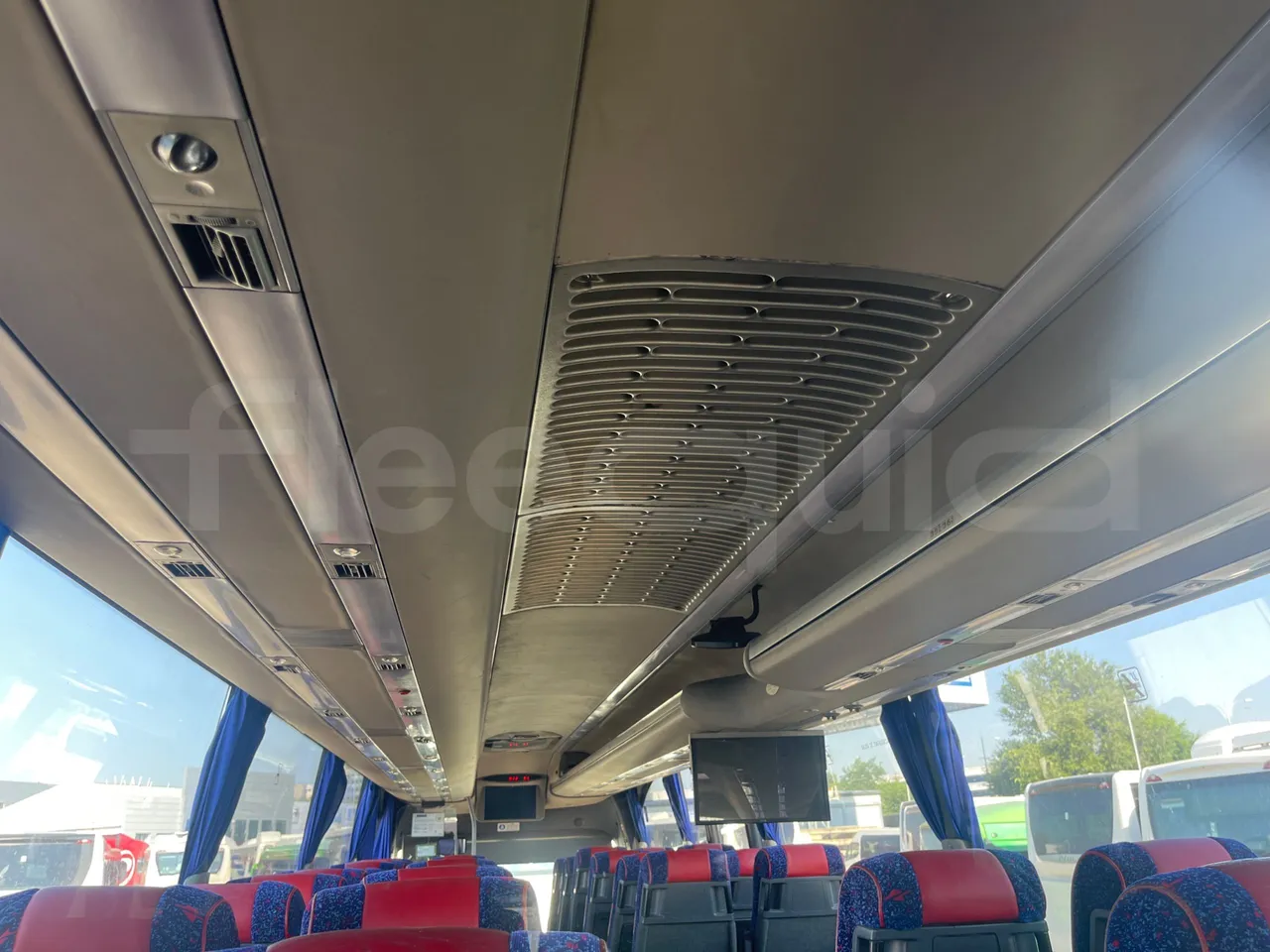 Volvo B12B 6X2 - EUR4 - 338kW -14.995m - overhead compartments photo