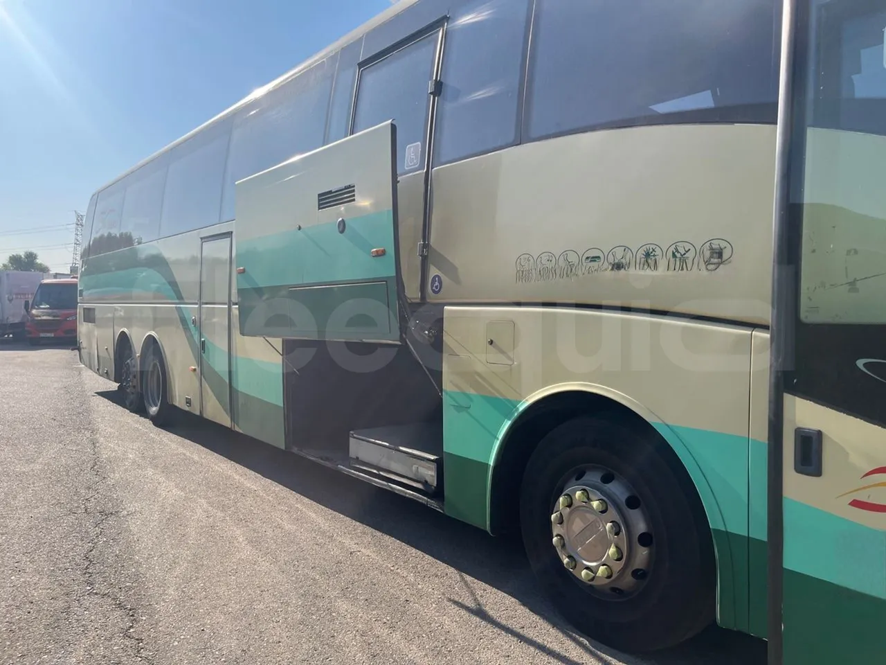 Volvo B12B 6X2 - EUR4 - 338kW -14.995m - rear hatch closed