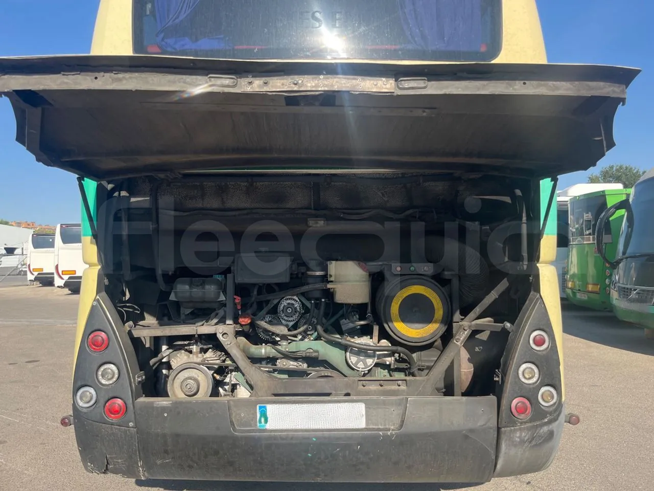 Volvo B12B 6X2 - EUR4 - 338kW -14.995m - right side doors closed