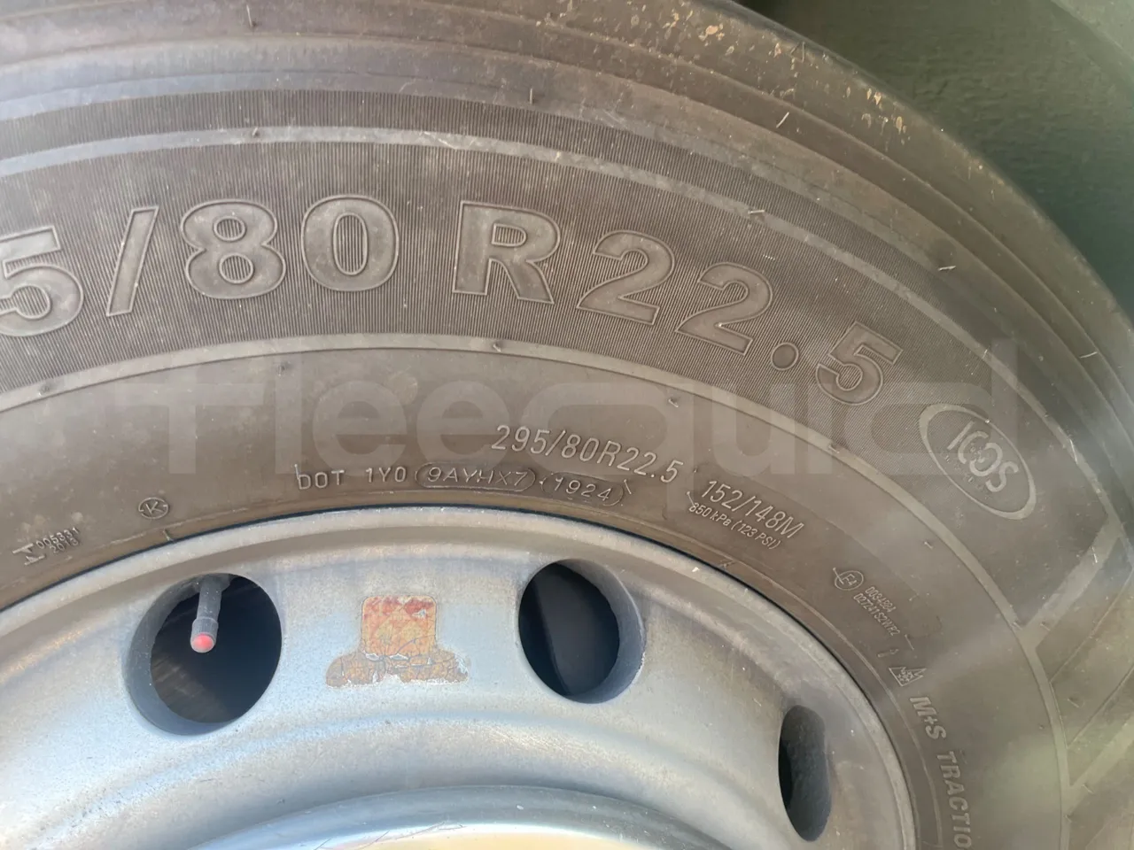 Volvo B12B 6X2 - EUR4 - 338kW -14.995m - front left tire measurements