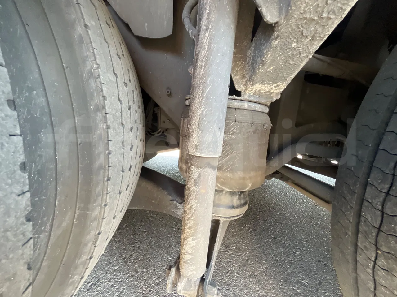 Volvo B12B 6X2 - EUR4 - 338kW -14.995m - front axle left side